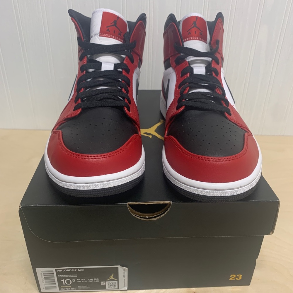 Jordan 1 mid Chicago toe